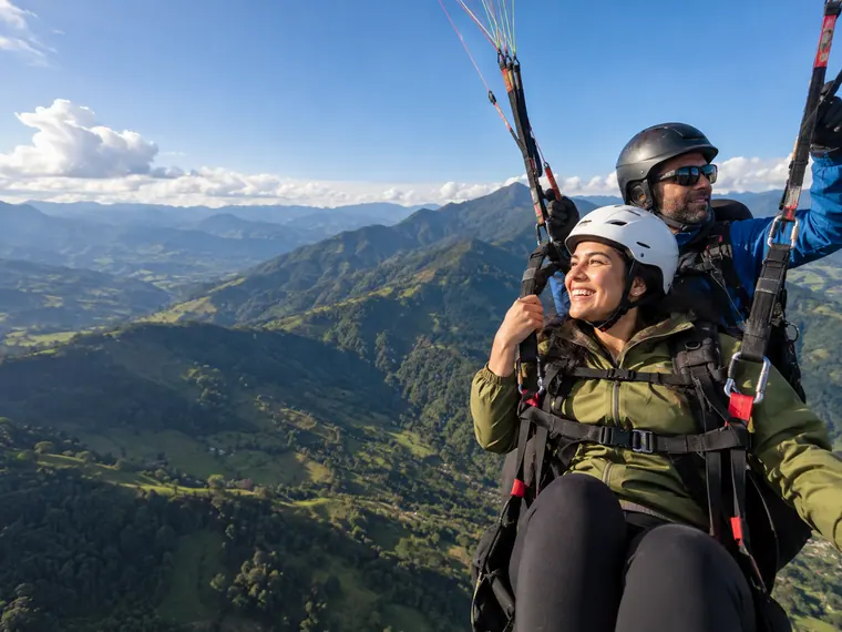 Un vuelo en parapente sobre las montañas; imagen de campaña